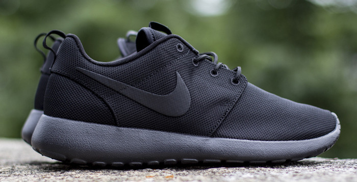 Roshe Run Triple Black Links